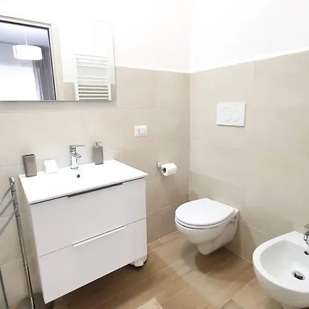 Comfy Vito With Ensuite And Parking - Policlinico 3*